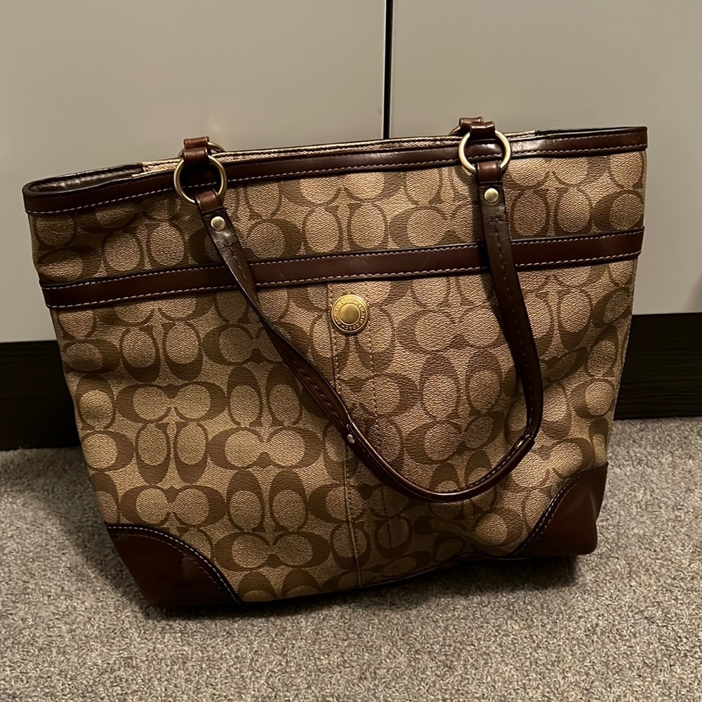 Excellent condition leather coach shoulder bag